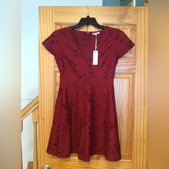 Lulu’s - Black Swan Dresses & Skirts - LULU’S BLACK SWAN BURGUNDY FLORAL LACE DRESS NWT TIA SZ M